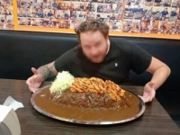 8㎏ 카레 도전 성공한 남성, 주머니에 자꾸 뭘 넣었나 봤더니