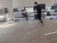 격투 훈련 중, 남성 주요부위에 '발차기'…로봇 영상에 머스크 