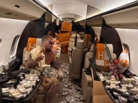 턱뼈 부러졌지만 1360억 챙겼다...전용기에 돈 잔뜩 부리고 '찰칵'