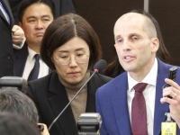 동문서답하고 동시통역기 거부…로저스 쿠팡 대표 