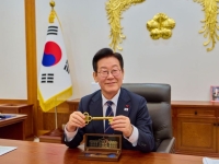 트럼프가 보낸 선물 언박싱한 李대통령 