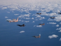 국방장관 하늘에서 '엄지척'…KF-21 국산전투기 첫 엄호작전 '장관'