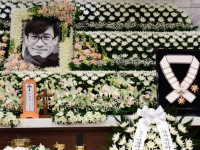 최휘영 문체부 장관, 안성기 빈소 찾아 금관문화훈장 전수