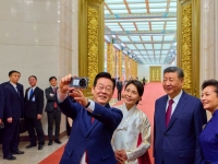 샤오미폰으로 시진핑과 '셀카' 찍은 李대통령 