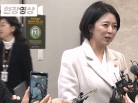 흰 옷 입고 웃기까지?…故 안성기 조문 배현진 '구설수'