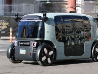 앞뒤도 없고 운전석도 핸들도 없는 택시인데…