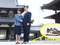 빌려 신었는데 벌써 인기폭발…다카이치도 관심 보인 '이재명 운동화'