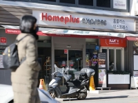 '부채 3배 급증' 메가커피에 안기나?…'회생 분수령' 홈플러스