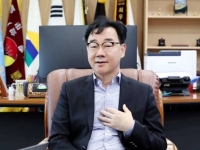 女군의원과 악수 도중 