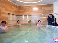 코트 입고 여탕까지 들어간 김정은…