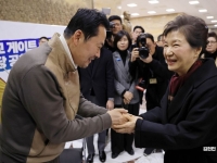 '탄핵 후 첫 국회 방문' 박근혜 