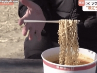 '영하 20도' 한파에 라면 '꽁꽁'…한강서 손으로 라면 뜯어먹은 日 기자