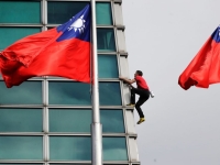 직접 보려는 사람들 '바글바글'…넷플릭스 생중계된 '맨몸 빌딩 오르기'