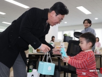 "눈치 보여서 어떻게 써요?" 했는데…상반기 40% 육박한 '아빠 육아휴직'