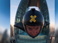 시속 200㎞로 마천루에 난 구멍 통과…윙슈트 선수들 아찔한 곡예비행