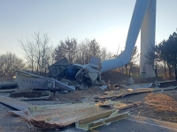 바람개비도 아니고…'휘청' 하더니 그대로 꺾였다, 대형 참사 날 뻔 '아찔'