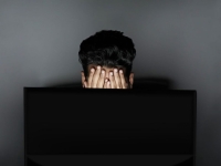 숨 끊어졌지만, 업무는 계속됐다…사망 8시간 후 '띵동' 또 업무 메시지