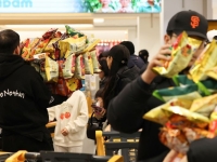 인증샷만 찍고 결국 '당근마켓행'…이마트 과자 '되팔이' 눈살