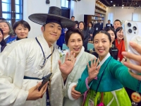 한복 명예 홍보대사 된 金여사 "한복은 K컬처의 핵심 자산" 