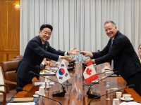 강훈식, 청와대서 캐나다 국방조달 특임장관 면담…"잠수함 수주 끝까지 최선"