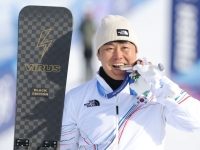 '언더독의 반란' 스노보드 김상겸, 깜짝 은메달…꽉 깨문 메달에 큰절까지 '기쁨 만끽'(상보)