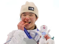 손목 부러져도 다시 훨훨 날았다…18세 여고생 스노보더 유승은, 설상 여자 첫 동메달(종합)