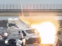 영화 한 장면인 줄…소총 괴한들, 폭탄으로 현금 수송 차량 '쾅', 伊고속도로 습격사건