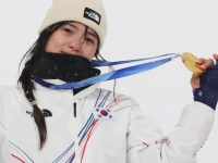 부상 당한 최가온 손 잡아줬다…'금빛 기적' 뒤엔 신동빈 '뚝심 지원' 있었다