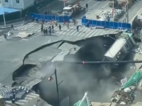 사람들 길 건너는데 '아찔'…지하철 공사장 '거대 싱크홀'에 中 대피 소동