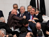 국회서 난투극이? 멱살잡고 주먹질…코뼈 부러진 '튀르키예' 의원