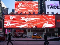 "벽에 꽂힌 꽃 다 가져갔더니"…서울 한복판서 '러브송' 캠페인 주인공은