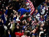 FBI국장이 왜 라커룸에…美아이스하키팀 금메달 뒤풀이서 '병나발'