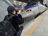 수서역에 뜬 파란 KTX…10년 '쪼개진 철도' 합치니 955석도 모자랐다