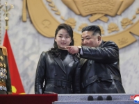 김정은 옆자리 넘어 '센터'에 딱…환호 속 김주애 존재감 키운 北 의도 보니