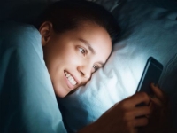 "머리맡 휴대전화, 암 유발?"…7년 추적 실험 결과는