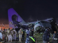 현금 수송기 추락에 22명 사망했는데…수백명 몰려 돈만 '줍줍' 논란