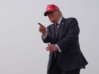 공습 명령 직후 춤추며, 햄버거 주문까지…전 세계 속인 트럼프의 연막작전