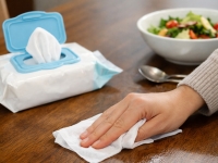 "식탁 절대 물티슈로 닦지 마세요"…전문가가 경고한 이유