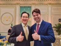 "갤럭시폰 잘 아시는 분"…이재용 회장, 청와대 행사장서 사진기사 자청