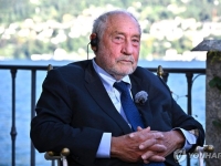 세계 증시 찬물 끼얹는 노벨상 수상자의 경고 "AI열풍은 거품…꺼지면 경제 충격"