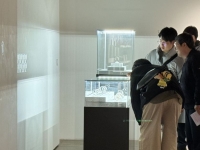 강남 한복판 '81억원어치 압류 명품관' 인파 몰렸다…