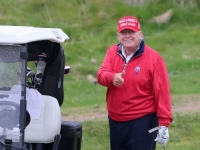 "전쟁 중에 한가롭게 라운딩?", "배런을 징병하라"…트럼프 주말 골프 입길