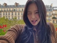 파리 한복판서 인파에 포위된 제니, 악성 루머에 결국 소속사 칼 빼들었다