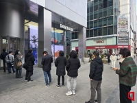 애플이 저가폰 내놓은 날, 삼성 프리미엄 승부수 던졌다…갤S26 vs 아이폰17e 격돌