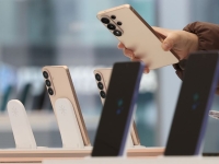 반도체 대란·전쟁·파업…폰값이 수십만원 뛴다