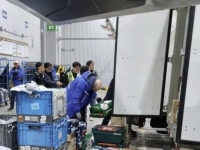 점퍼 입고, 물건 싣고…쿠팡 로저스 대표, 새벽배송 나섰다