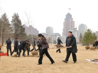 김정은, 식수절 행사에 딸 주애와 함께 '삽질'