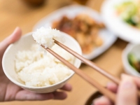 밥그릇은 들고, 젓가락은 가로로…옆 나라지만 사뭇 다른 식사 예절