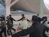 "국빈이냐, 대통령 경호처도 울고갈판" 강강술래식 연예인 공항경호 논란