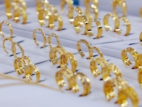 출렁이는 금값, 지금 사도 될까?